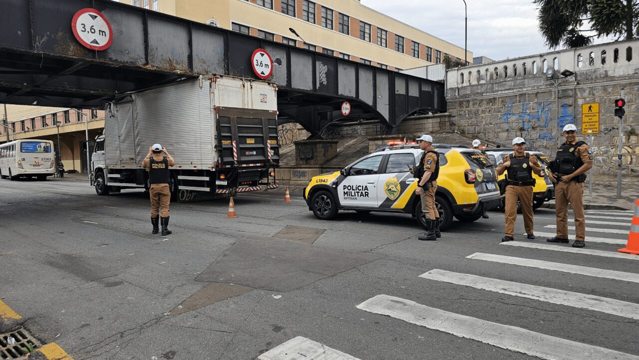Caminhão-baú entalada no viaduto da Rua João Negrão, a Ponte Preta, em Curitiba