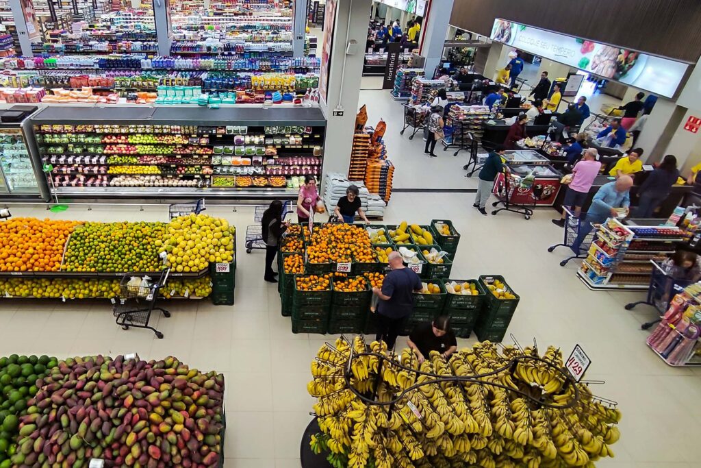 Ponta Grossa, 02 de agosto de 2023 – Prateleiras de supermercado.