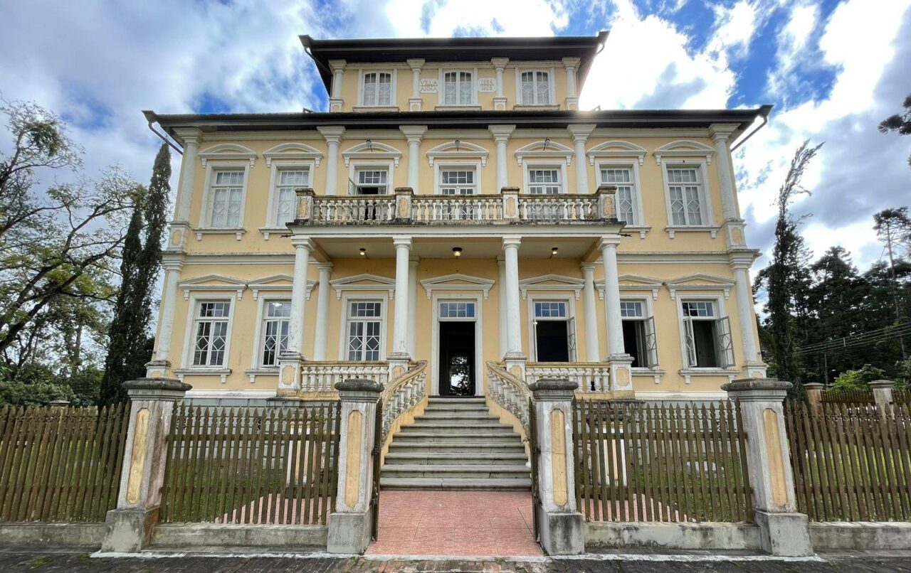 Palacete sede da Prefeitura de Campo do Tenente, na Região Metropolitana de Curitiba
