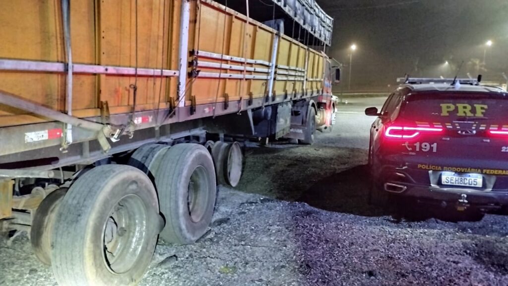 Carreta é flagrada em trânsito pela Grande Curitiba com metade dos pneus. Entenda o risco