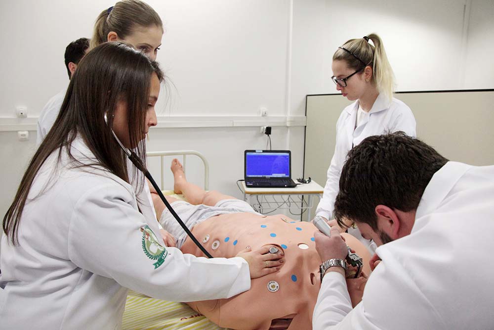uepg_-_estudantes_de_medicina_praticam_em_manequim