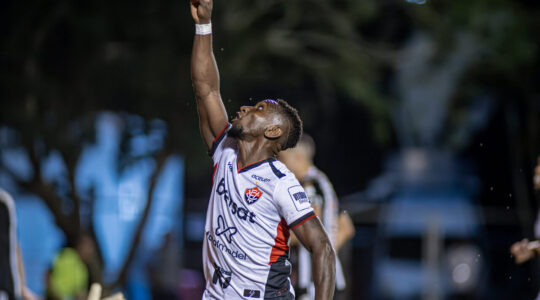 Castillo comemora gol pelo Vitória