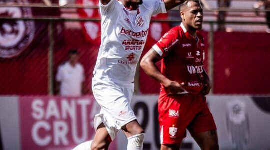 O atacante Bryam comemora gol do Rio Branco contra o Paranavaí
