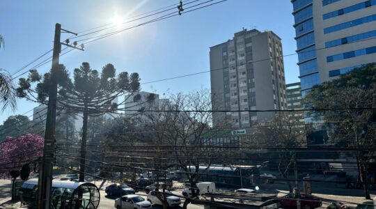 Dia ensolarado e de amplitude térmica em Curitiba