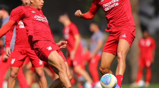 Julimar e Kaique Rocha em treino do Athletico