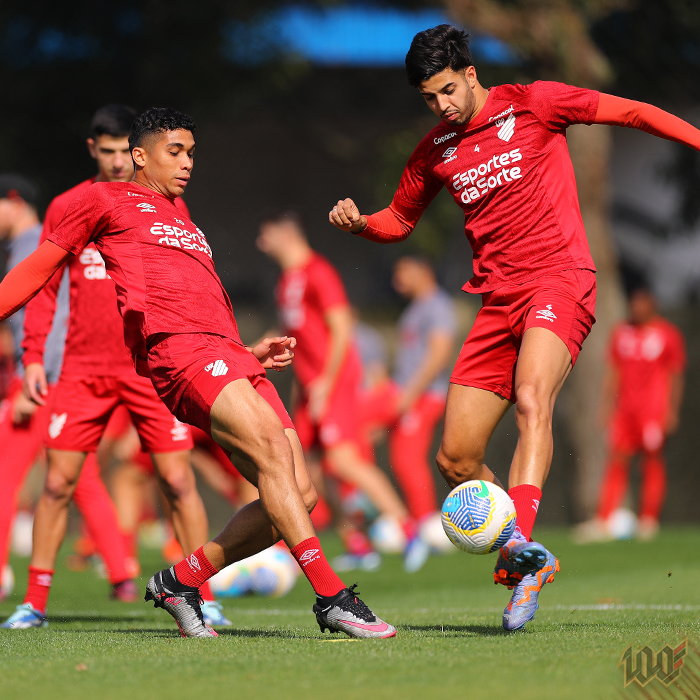 Julimar e Kaique Rocha em treino do Athletico
