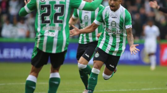 O ponta Lucas Ronier comemora gol do Coritiba