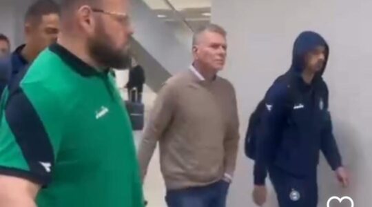 Autuori desembarca com jogadores do Coritiba no aeroporto
