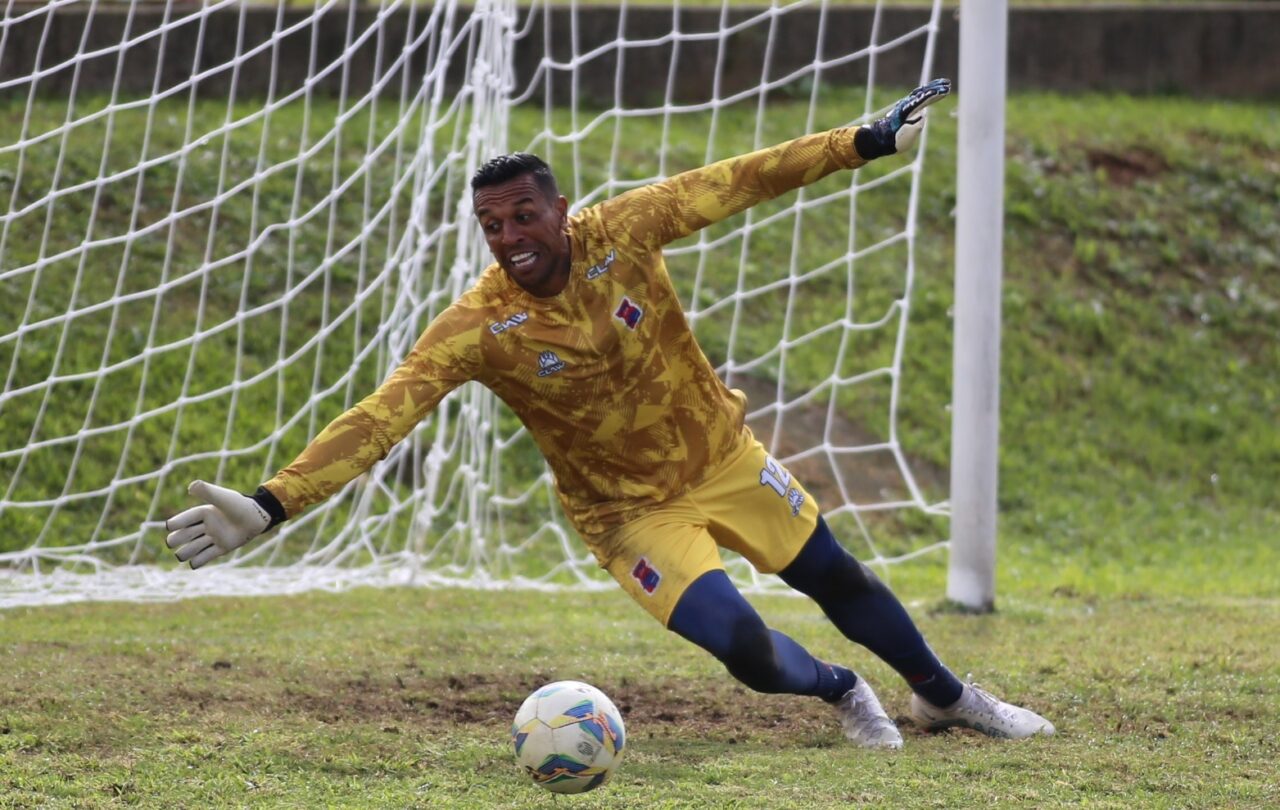 O goleiro Sidão, do Paraná Clube