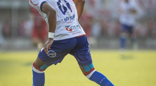 Ítalo, do Paraná Clube, enfrenta o Rio Branco