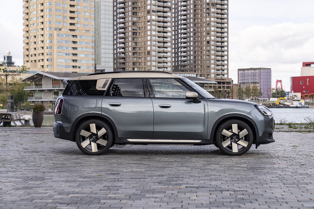 P90528240_highRes_mini-countryman-se-a