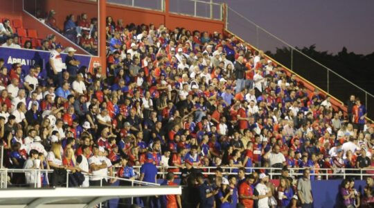 Torcida do Paraná Clube na Vila Capanema