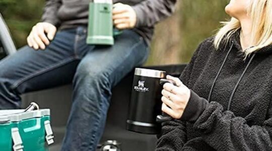 Copos térmicos estão com descontos na Amazon; saiba como escolher