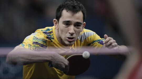 Jogos Olímpicos Paris 2024 - Tênis de Mesa Masculino. O atleta Hugo Calderano, do Brasil, joga oitavas do tênis de mesa.