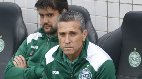 O técnico Jorginho no Coritiba
