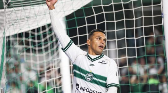Robson comemora gol pelo Coritiba