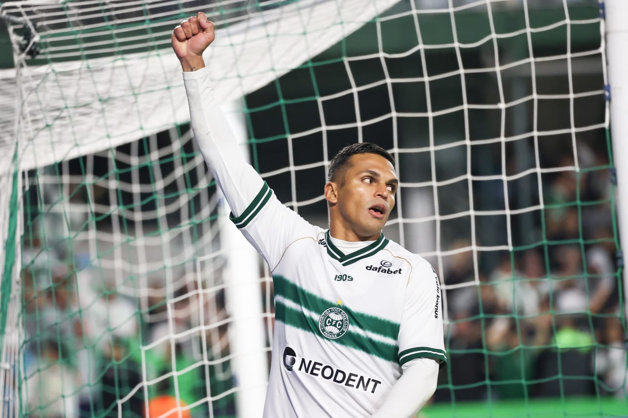 Robson comemora gol pelo Coritiba