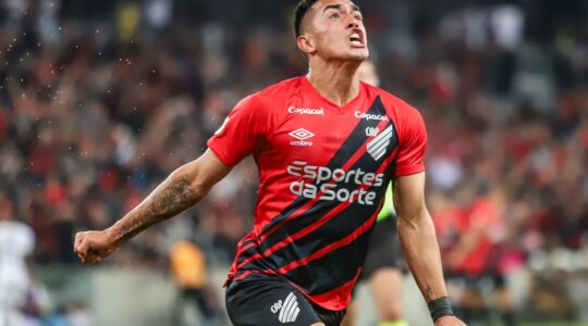O atacante Cuello comemora gol pelo Athletico