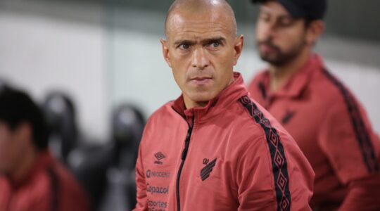 O auxiliar técnico Juca Antonello, do Athletico Paranaense, na Ligga Arena