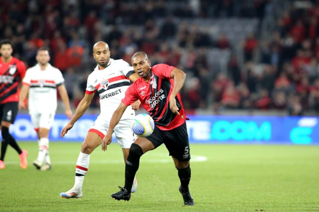Fernandinho em Athletico x São Paulo, na Ligga Arena