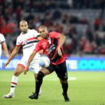 Fernandinho em Athletico x São Paulo, na Ligga Arena