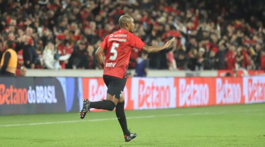 O volante Fernandinho, do Athletico