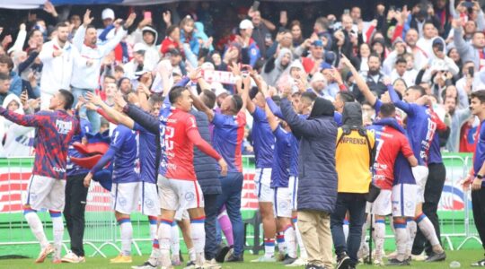 Jogadores do Paraná Clube comemoram o acesso