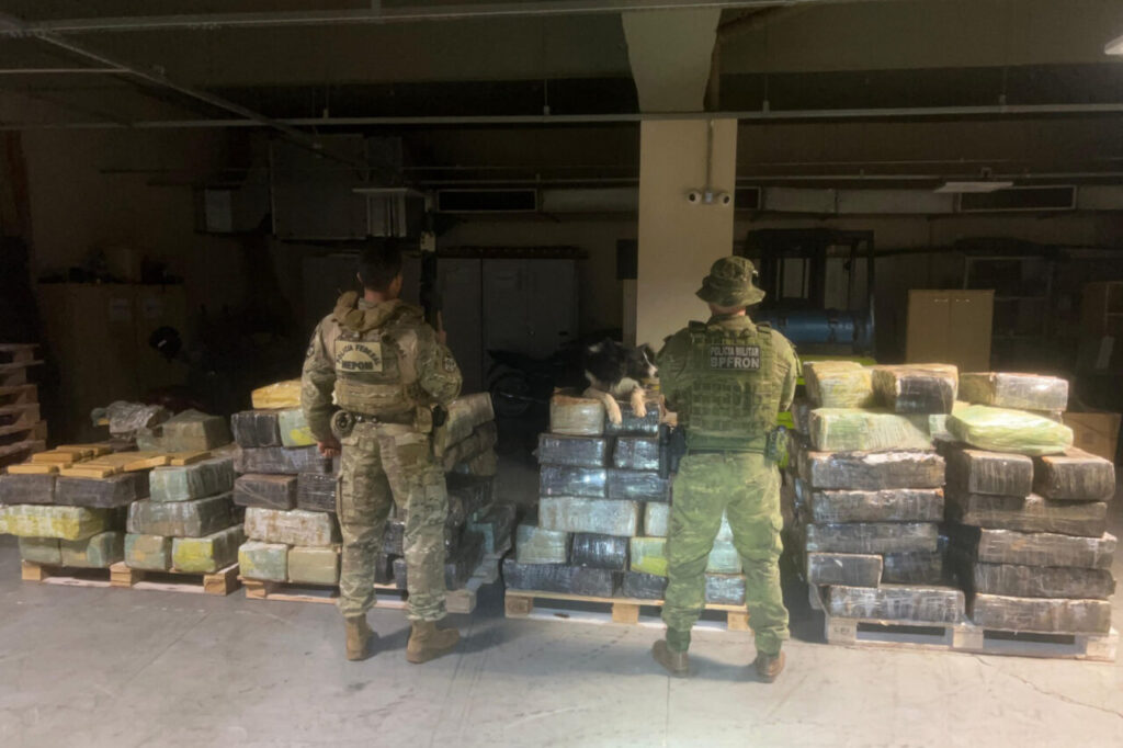 Mais de duas toneladas de maconha foram apreendidas em Santa Helena, no Paraná