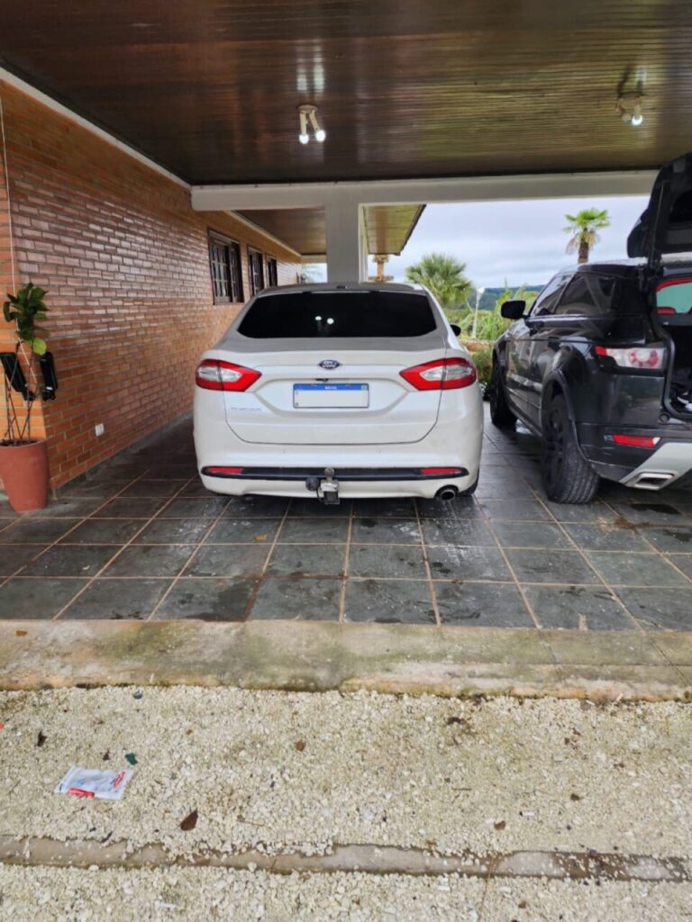 carros de luxo em chácara