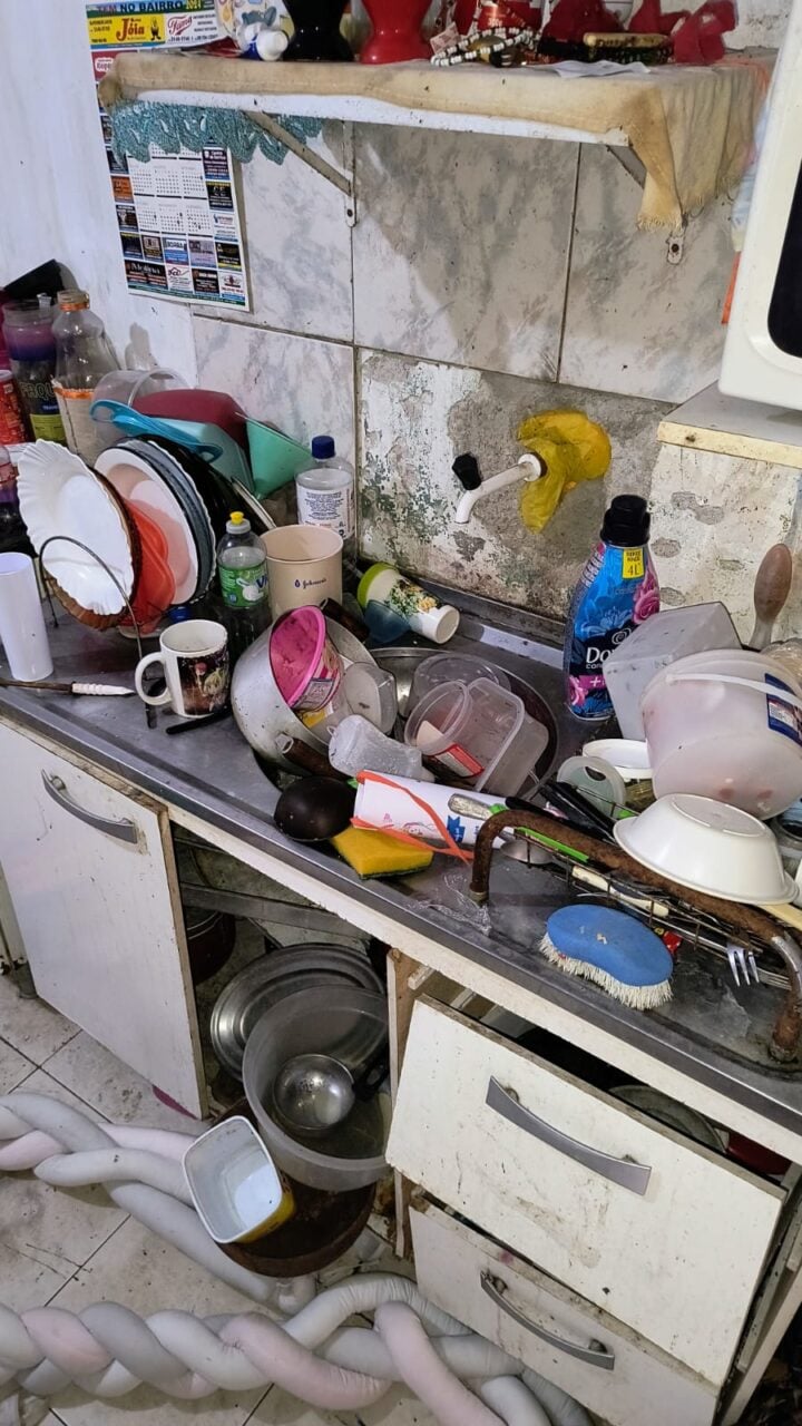 Fotos da casa onde vivia bebê de três meses morta em UPA do Sítio Cercado revelam sujeira