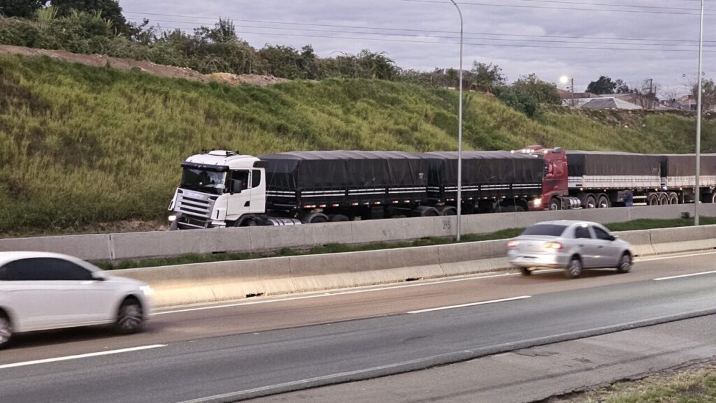 Duas carretas batem na BR-376, no Contorno Sul, e deixam trânsito complicado na região de Curitiba