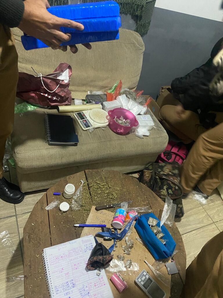 Operação policial resulta em apreensão de drogas e material do tráfico no Parolin