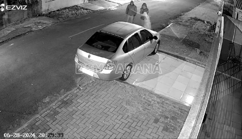 Câmera registra dupla ateando fogo em carro; um dos criminosos fugiu em chamas, veja o vídeo