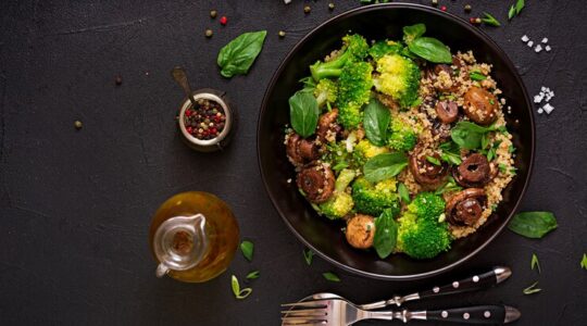 menu-dietetico-salada-vegan-saudavel-de-legumes-brocolis-cogumelos-espinafre-e-quinoa-em-uma-tigela-postura-plana-vista-do-topo_2829-20115