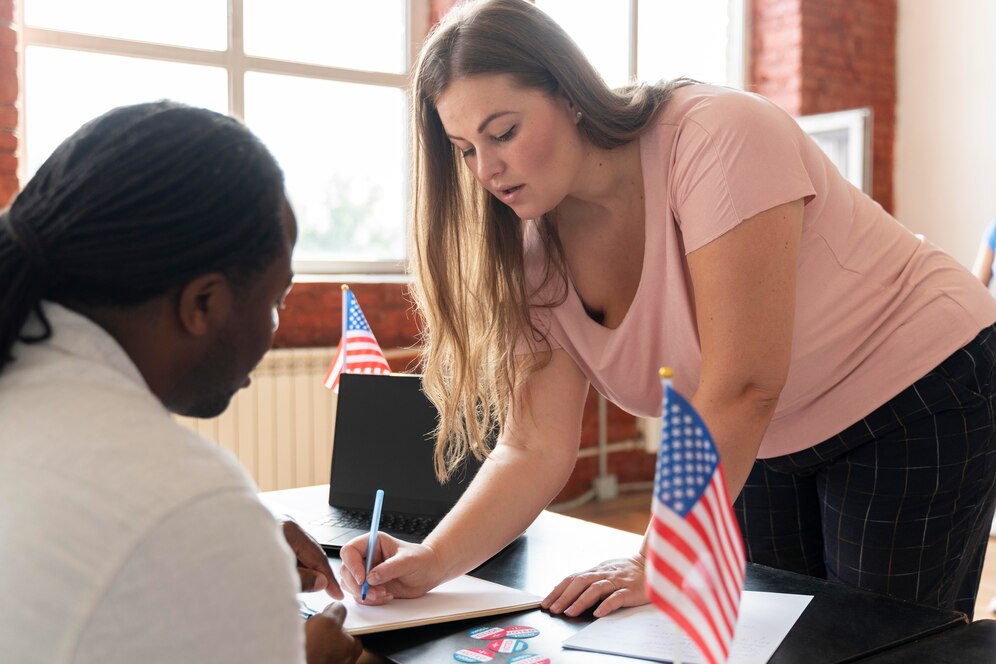 mulher-registrando-se-para-votar-nos-estados-unidos_23-2149096731