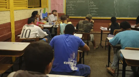 Escolas públicas com aulas noturnas terão apoio de programa do MEC Ensino Médio Mais