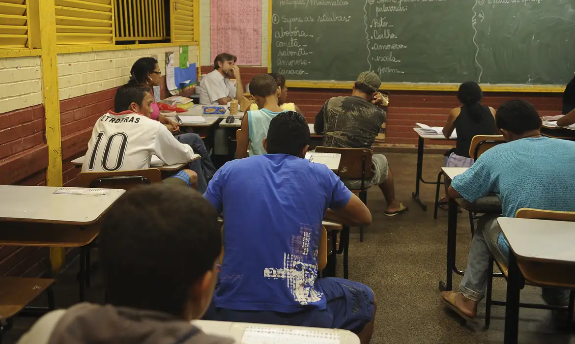 Escolas públicas com aulas noturnas terão apoio de programa do MEC Ensino Médio Mais