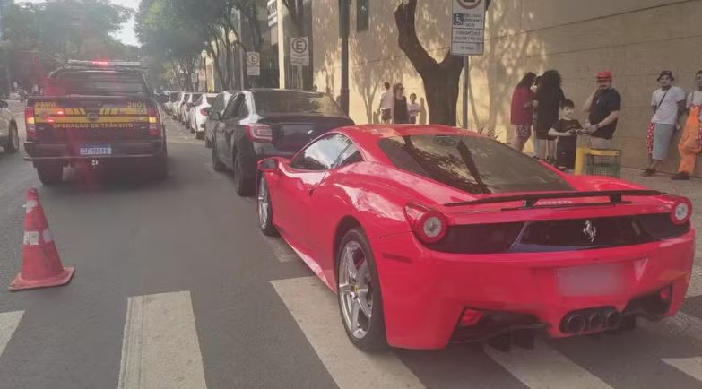 Ferrari é guinchada por estacionar em faixa de pedestres em Maringá
