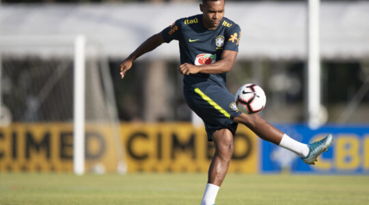 Alex Sandro em treino da seleção