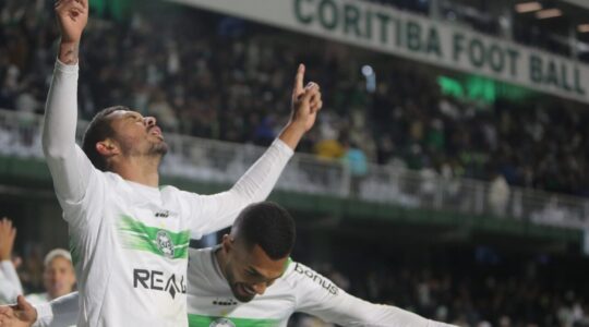 Bruno Melo comemora em Coritiba e Avaí
