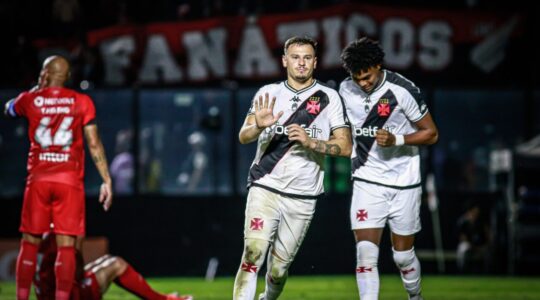 Hugo Moura comemora em Vasco 2x1 Athletico