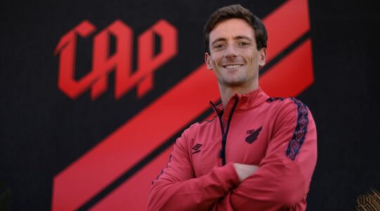 O técnico português João Eduardo Correia, do Athletico Paranaense
