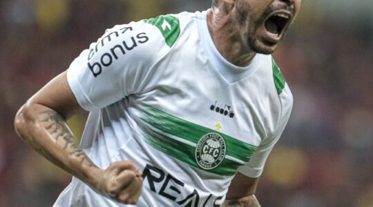 Bruno Melo comemora gol em Coritiba e Sport