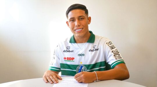 Brayan assina contrato com o Coritiba