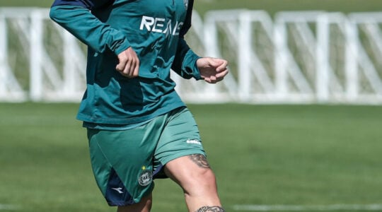 O meia Josué treina no Coritiba