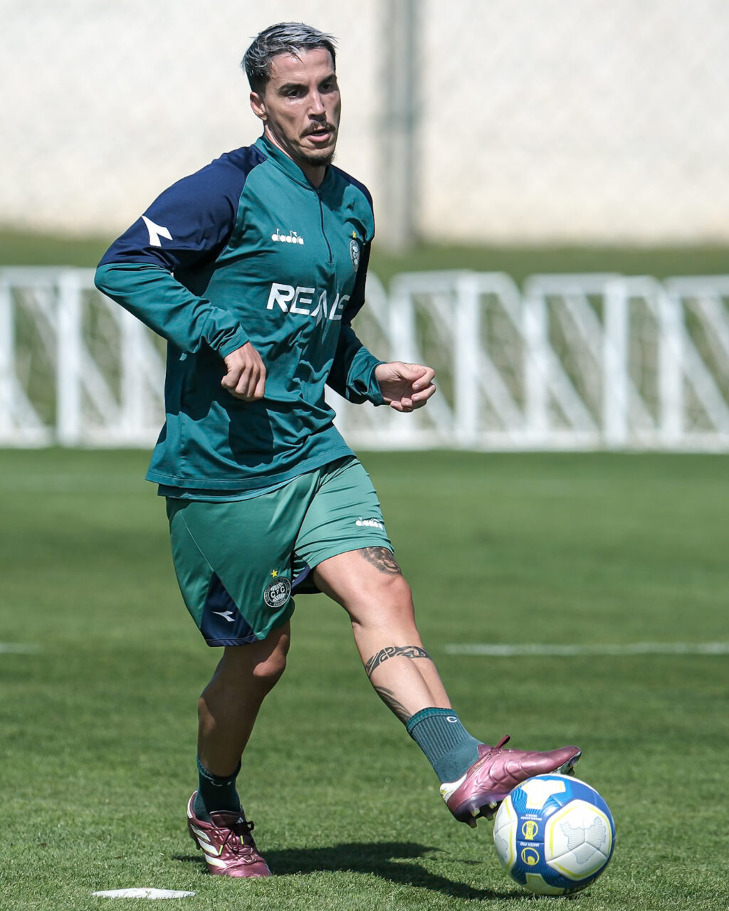 O meia Josué treina no Coritiba
