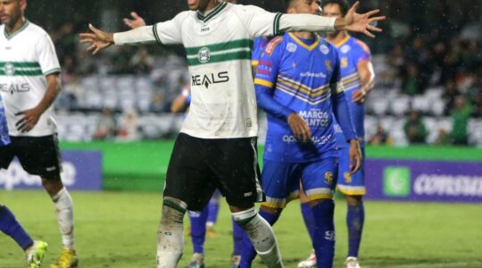 Zagueiro Thalisson Gabriel comemora gol do Coritiba