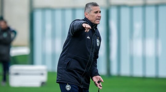 O técnico Jorginho, do Coritiba