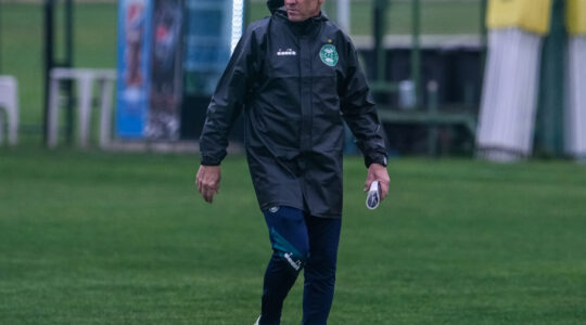 O técnico Jorginho no Coritiba