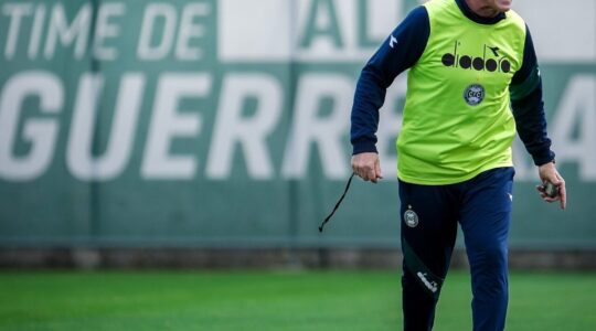O técnico Jorginho
